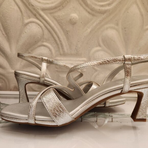 Naturalizer Silver "Kieran" Heeled Sandals. NIB. Size 8 Wide - Picture 5 of 10